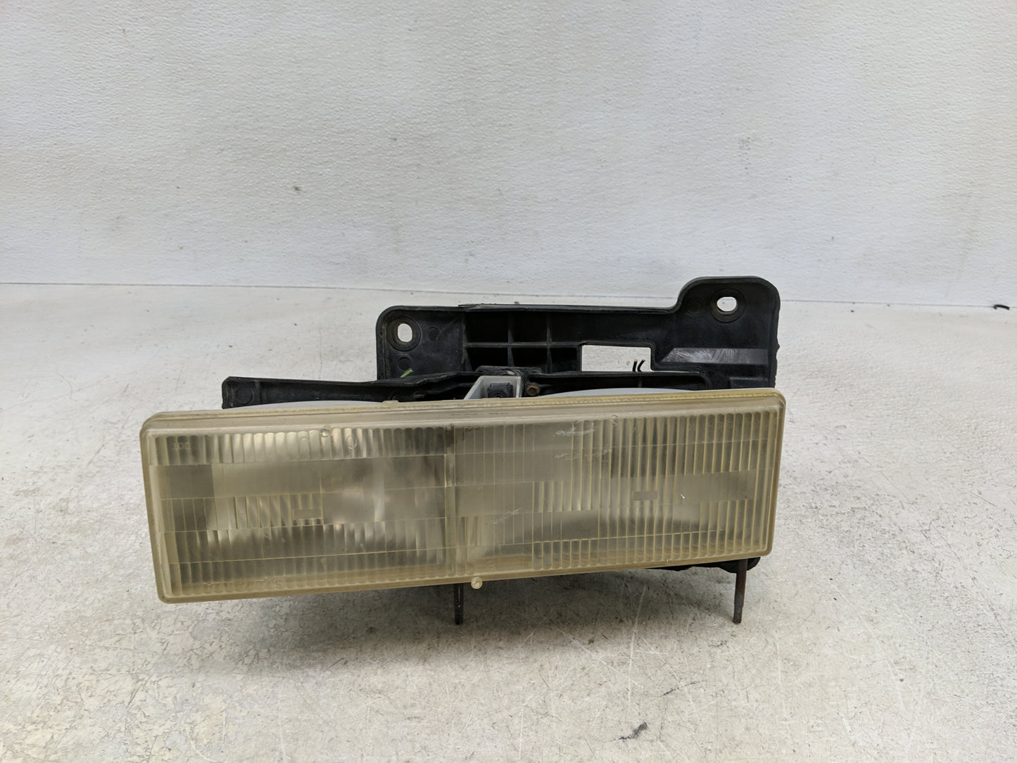 Chevrolet C1500 Driver Left Oem Head Light Headlight Lamp - Oemusedautoparts1.com