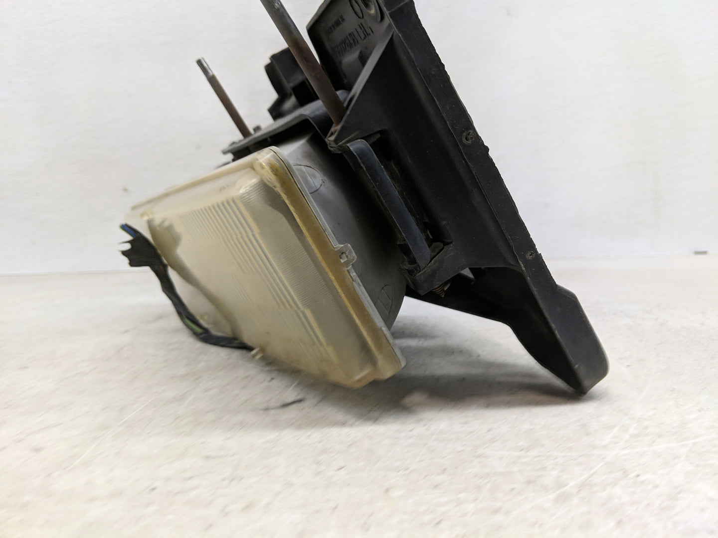Chevrolet C1500 Passenger Right Oem Head Light Headlight Lamp - Oemusedautoparts1.com