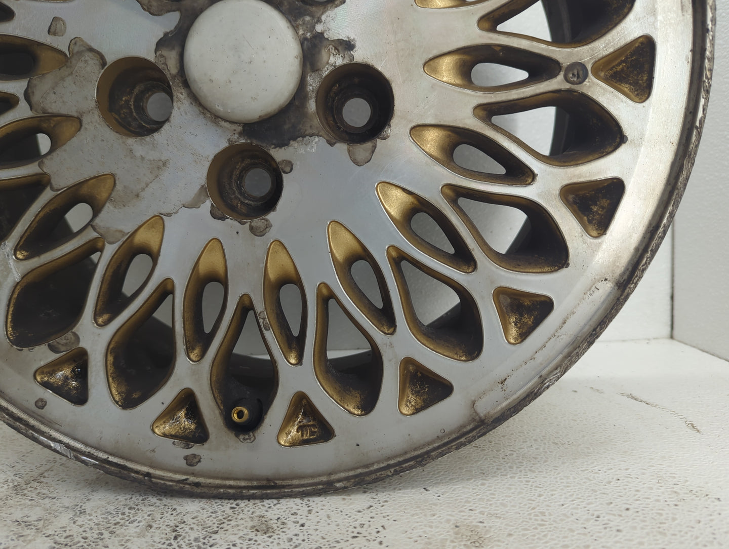 1996-1997 Chrysler Town & Country Oem Wheel Rim - Oemusedautoparts1.com