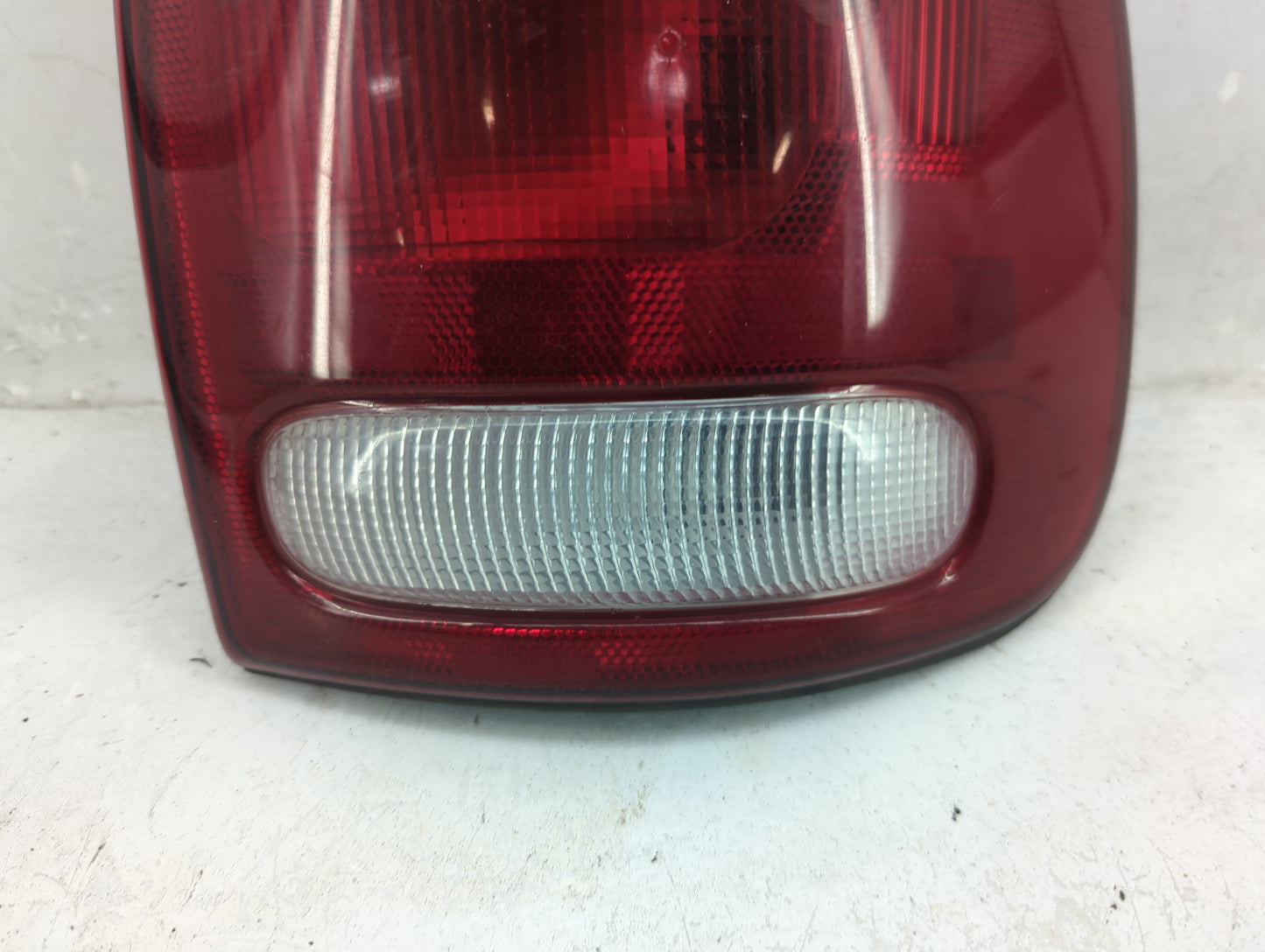1996-2000 Chrysler Town & Country Tail Light Assembly Passenger Right OEM P/N:4576363 Fits OEM Used Auto Parts - Oemusedauto