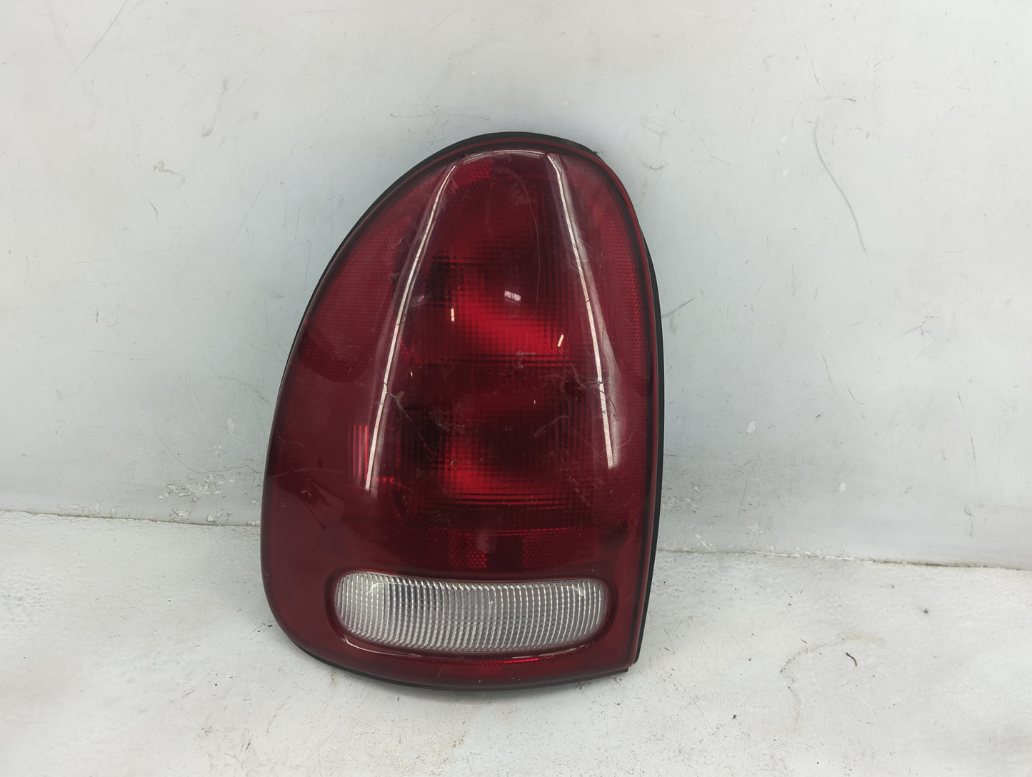 1996-2000 Chrysler Town & Country Tail Light Assembly Driver Left OEM P/N:4576363 Fits OEM Used Auto Parts - Oemusedautopart