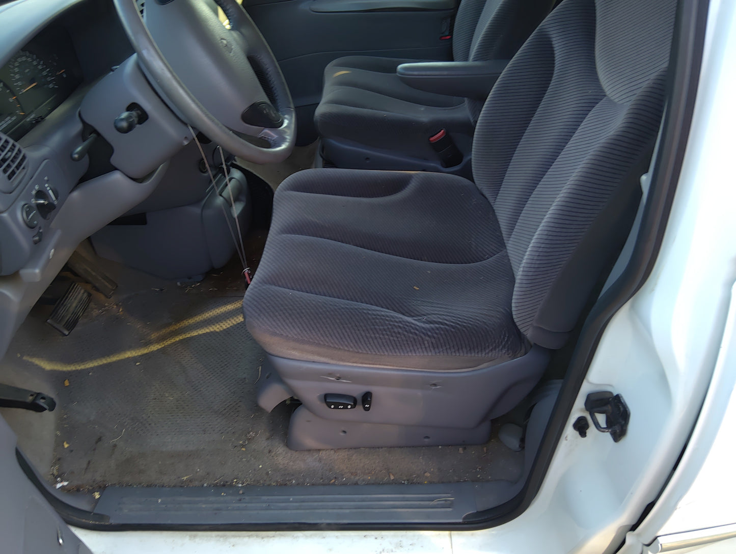 1996-2000 Chrysler Town & Country Driver Front Seat Oem - Oemusedautoparts1.com