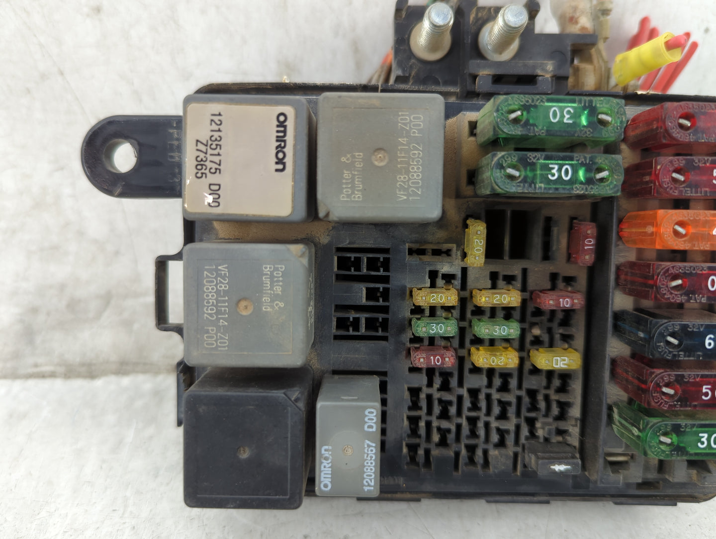 1996 Gmc V2500 Fusebox Fuse Box Panel Relay Module P/N:12162365-D Fits OEM Used Auto Parts - Oemusedautoparts1.com