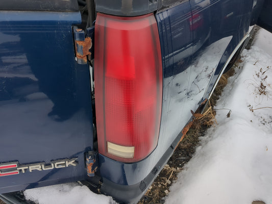 1992-2000 Gmc Yukon Tail Light Assembly Passenger Right OEM Fits Fits 1992 1993 1994 1995 1996 1997 1998 1999 2000 OEM Used 