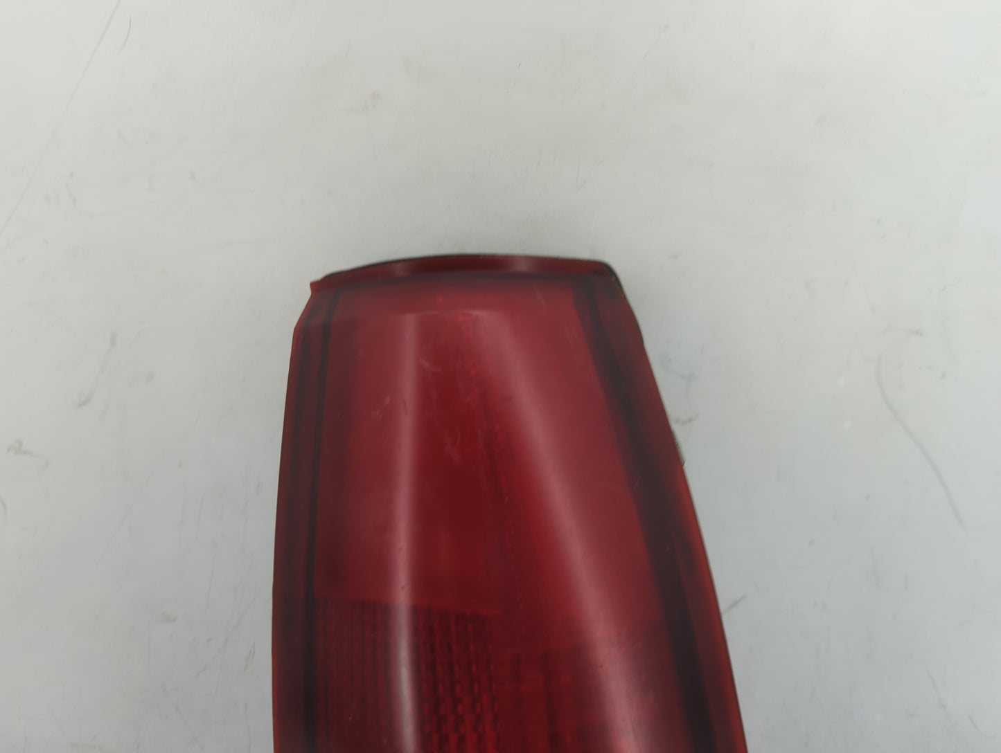 1992-2000 Gmc Yukon Tail Light Assembly Passenger Right OEM Fits Fits 1992 1993 1994 1995 1996 1997 1998 1999 2000 OEM Used 