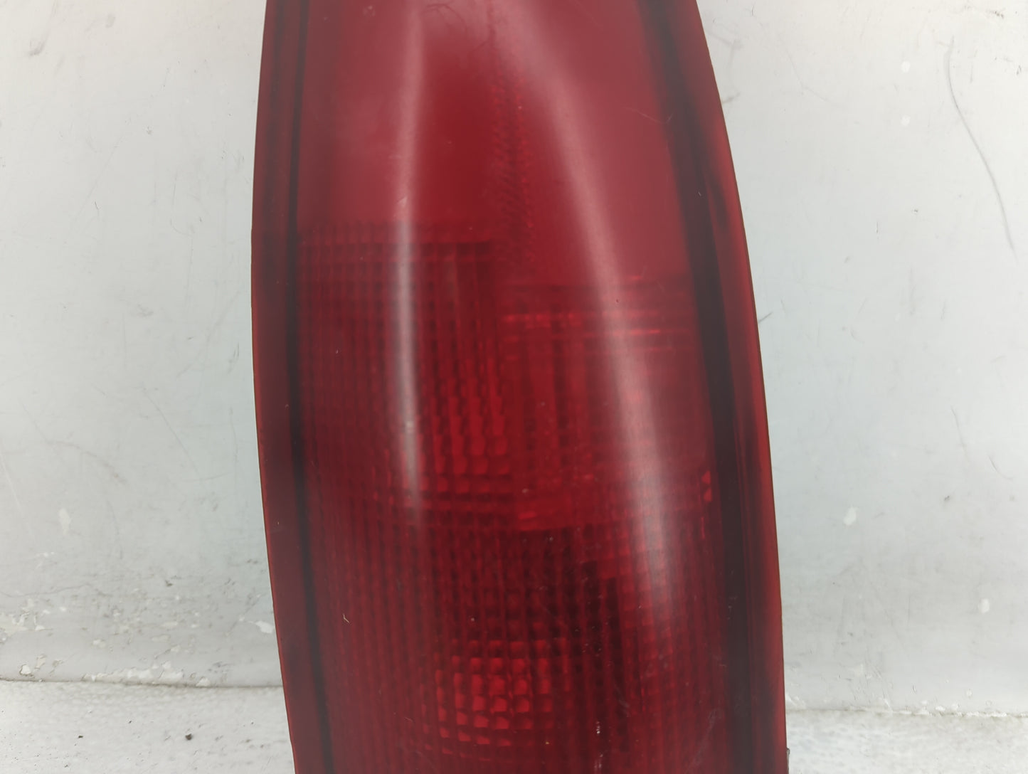 1992-2000 Gmc Yukon Tail Light Assembly Passenger Right OEM Fits Fits 1992 1993 1994 1995 1996 1997 1998 1999 2000 OEM Used 