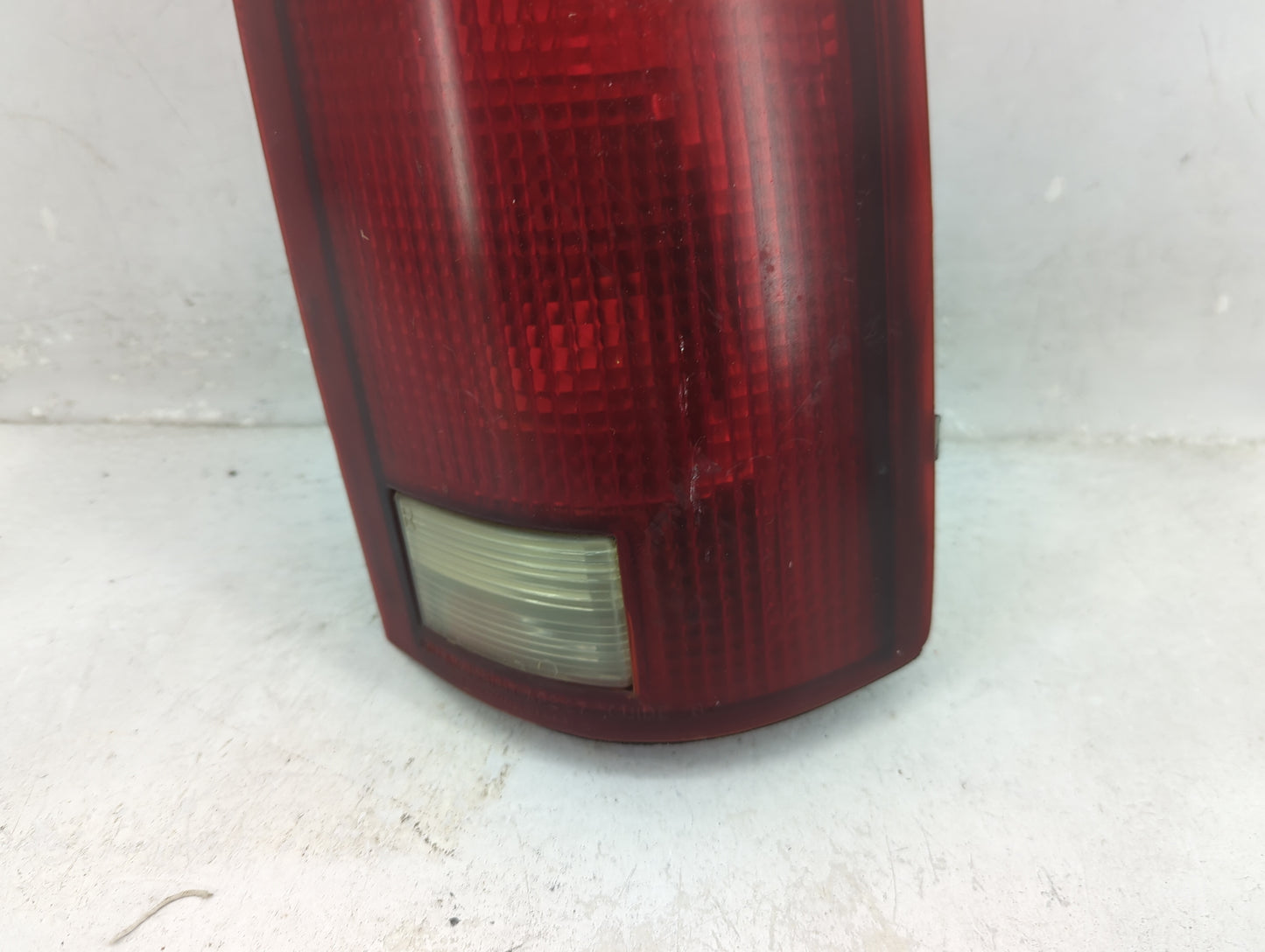 1992-2000 Gmc Yukon Tail Light Assembly Passenger Right OEM Fits Fits 1992 1993 1994 1995 1996 1997 1998 1999 2000 OEM Used 