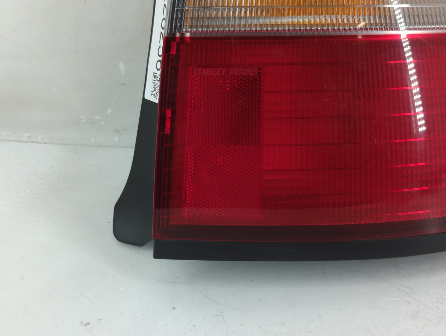 1996-1997 Honda Accord Tail Light Assembly Passenger Right OEM P/N:00136967 HD144-U000R Fits Fits 1996 1997 OEM Used Auto Pa