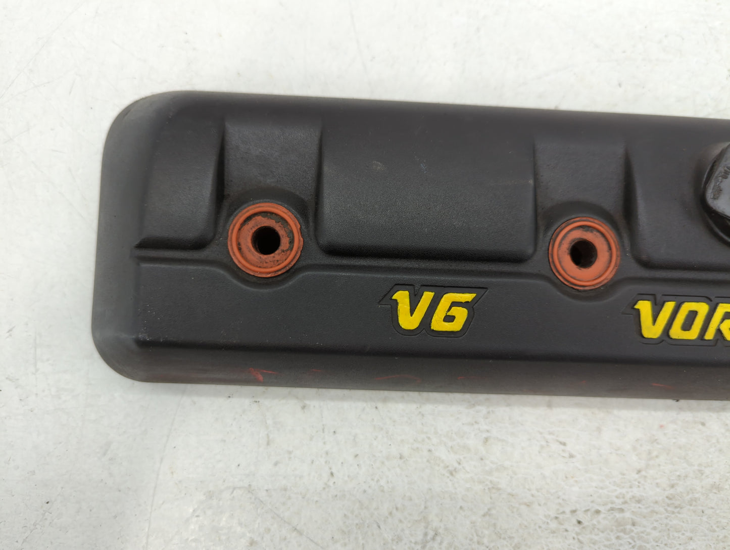 1997 Chevrolet 1500 Driver Left Cylinder Head Valve Cover P/N:12554257 Fits OEM Used Auto Parts - Oemusedautoparts1.com