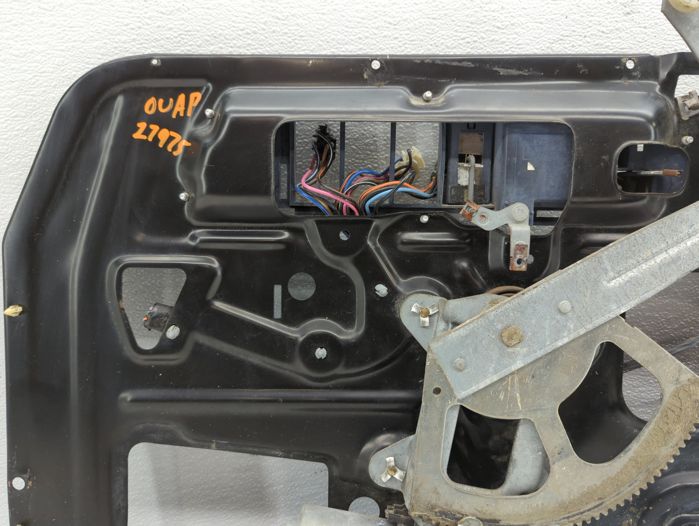 Chevrolet Suburban 2500 Driver Left Front Window Regulator - Oemusedautoparts1.com