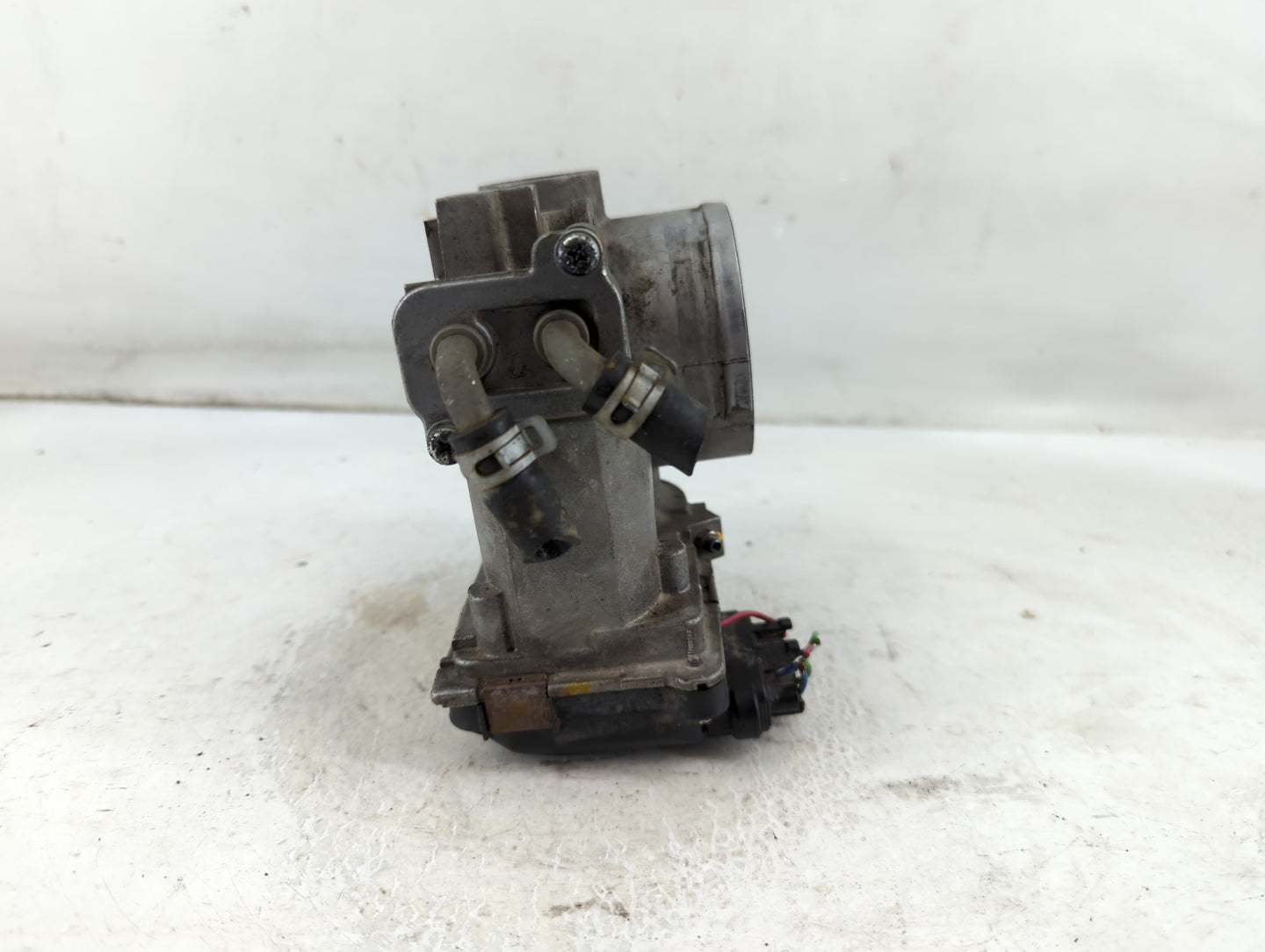 1996-1997 Ford Crown Victoria Throttle Body P/N:GMA3A_J10000054630 Fits Fits 1996 1997 OEM Used Auto Parts - Oemusedautopart