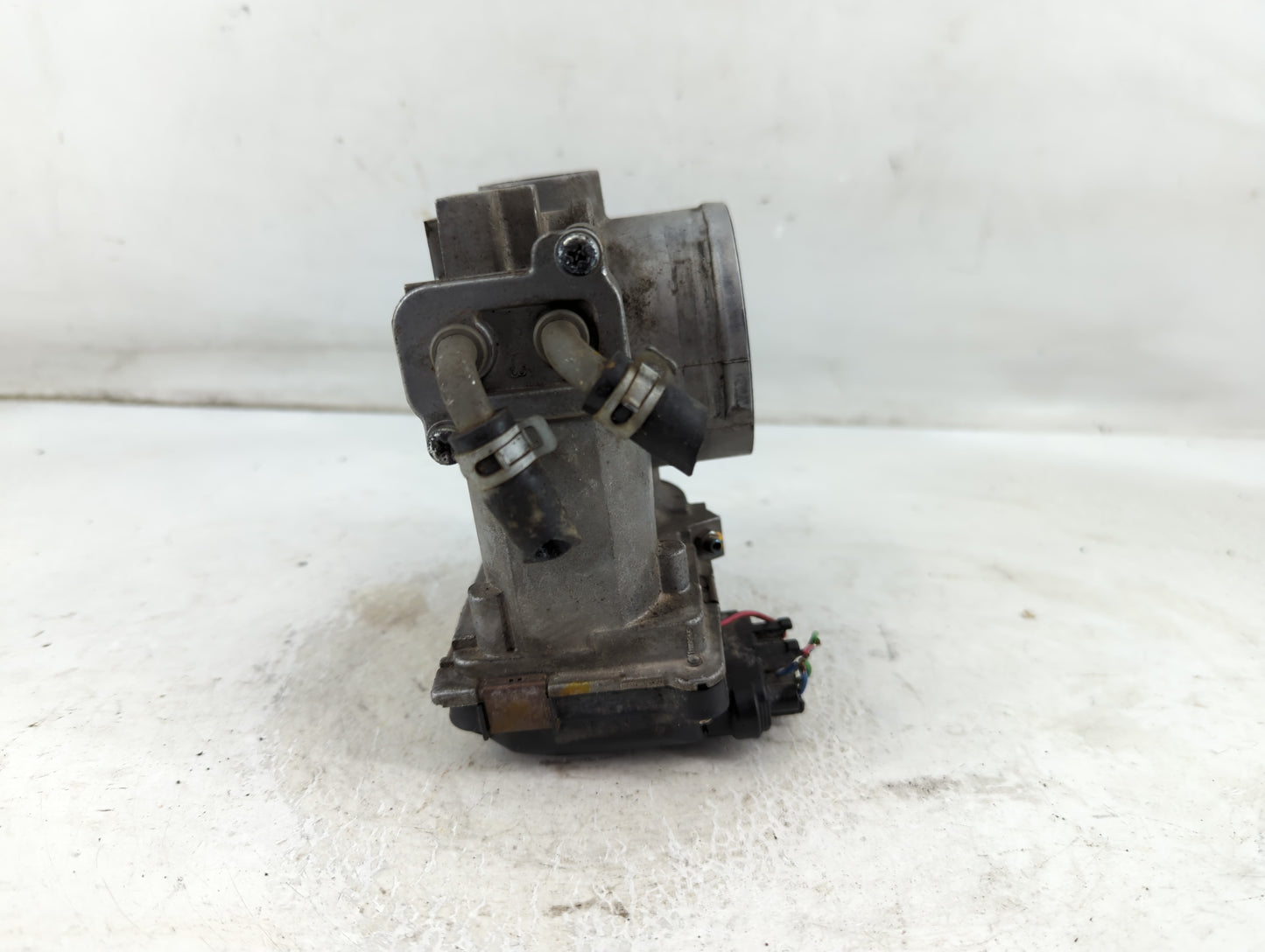 1996-1997 Ford Crown Victoria Throttle Body P/N:GMA3A_J10000054630 Fits Fits 1996 1997 OEM Used Auto Parts - Oemusedautopart