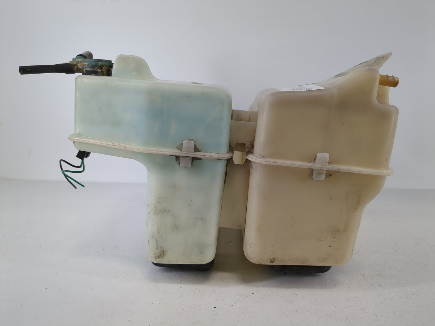 1997 Ford Explorer Windshield Washer Fluid Reservoir Bottle Oem - Oemusedautoparts1.com