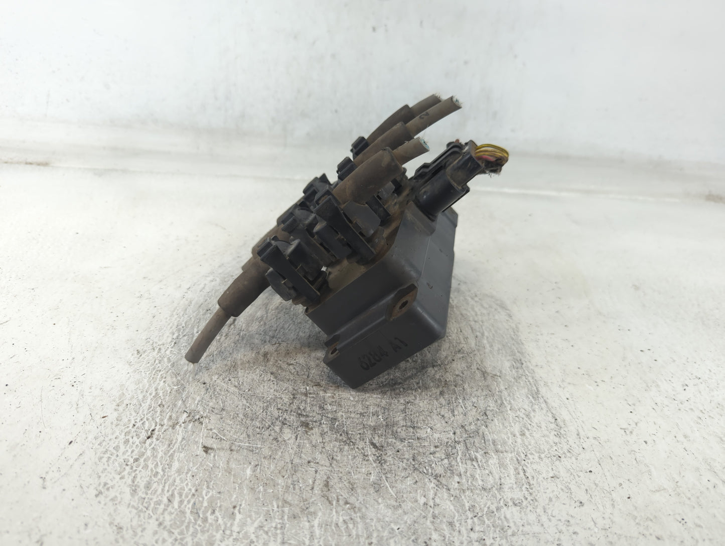 1997 Ford Explorer Engine Ignition Distributor OEM P/N:90TF-12029-A1A Fits OEM Used Auto Parts - Oemusedautoparts1.com