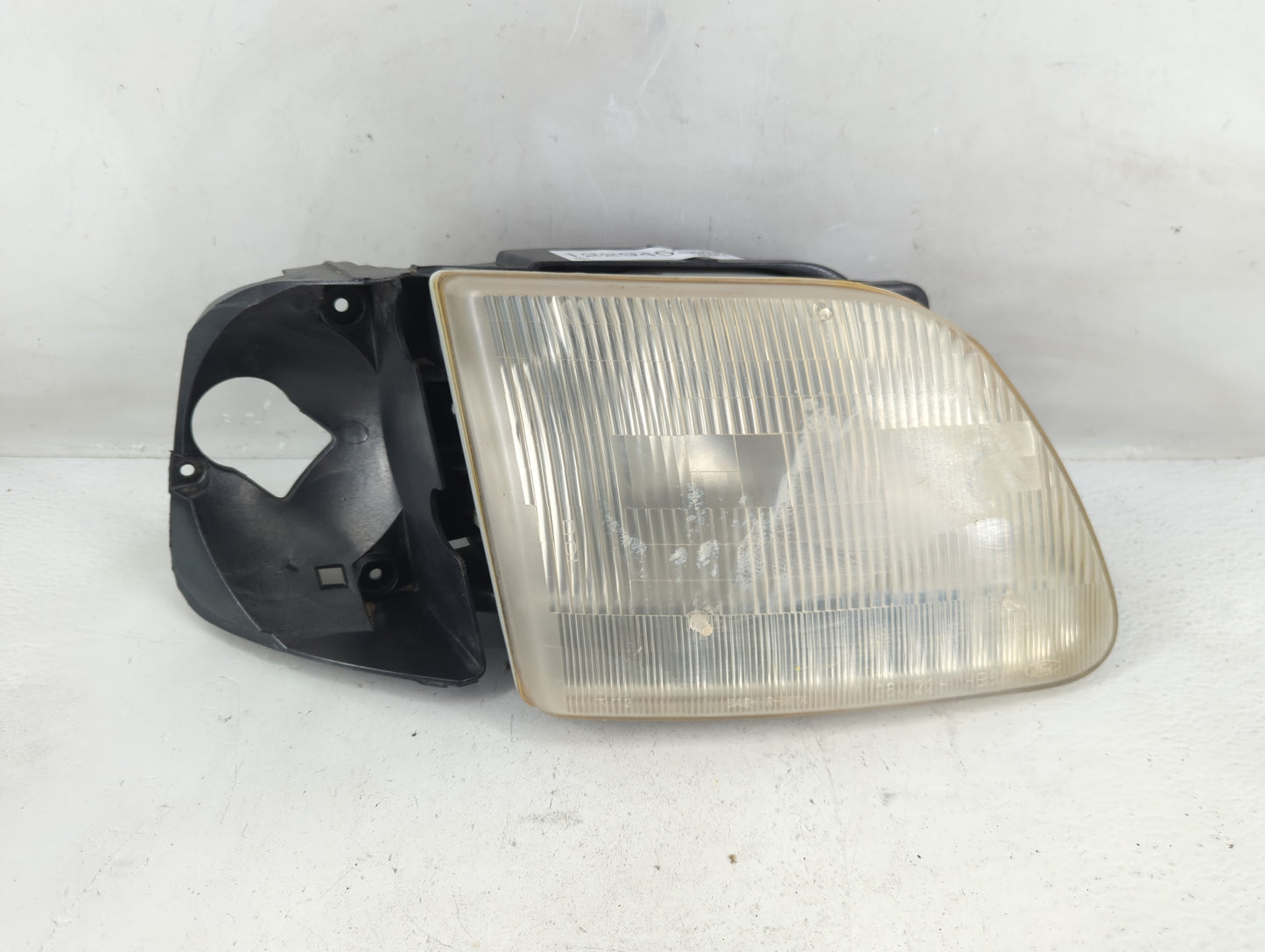1997-1997 Ford F-150 Passenger Right Oem Head Light Headlight Lamp - Oemusedautoparts1.com