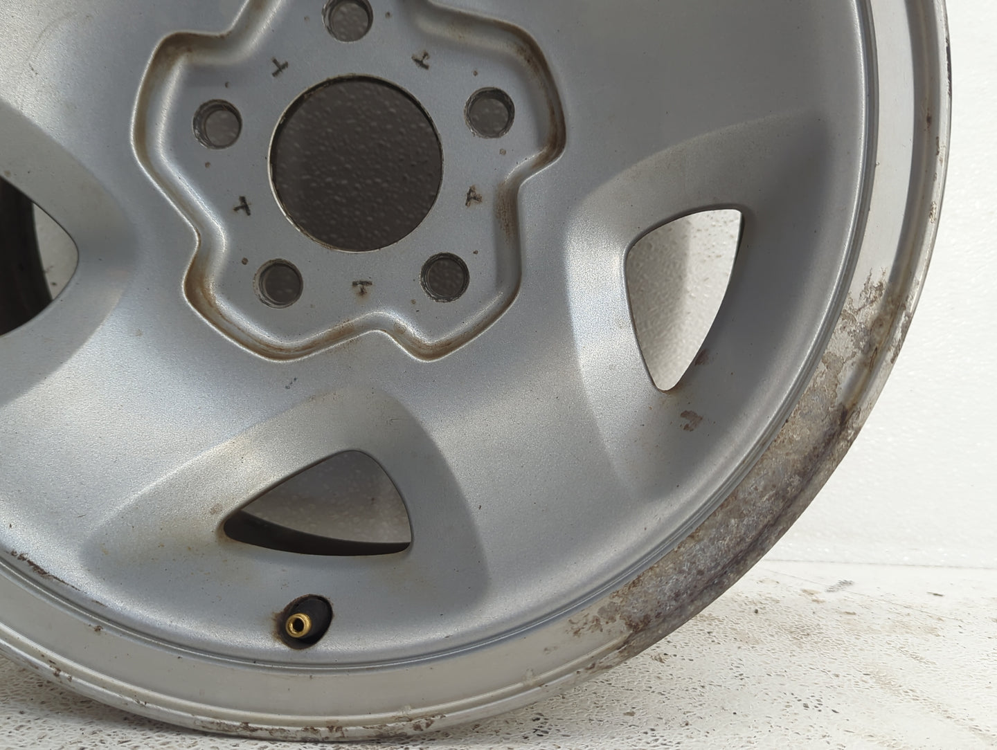 Gmc Chevrolet Oem Wheel Rim Silver - Oemusedautoparts1.com