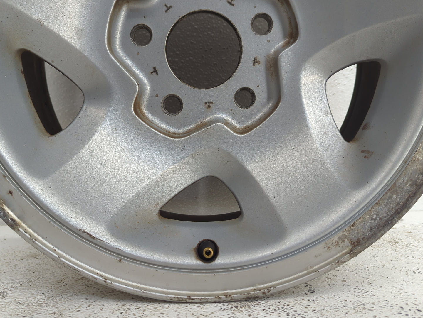 Gmc Chevrolet Oem Wheel Rim Silver - Oemusedautoparts1.com