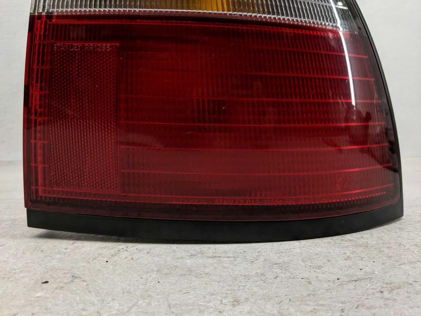 1996-1997 Honda Accord Tail Light Assembly Passenger Right OEM P/N:043-1285 Fits Fits 1996 1997 OEM Used Auto Parts - Oemuse