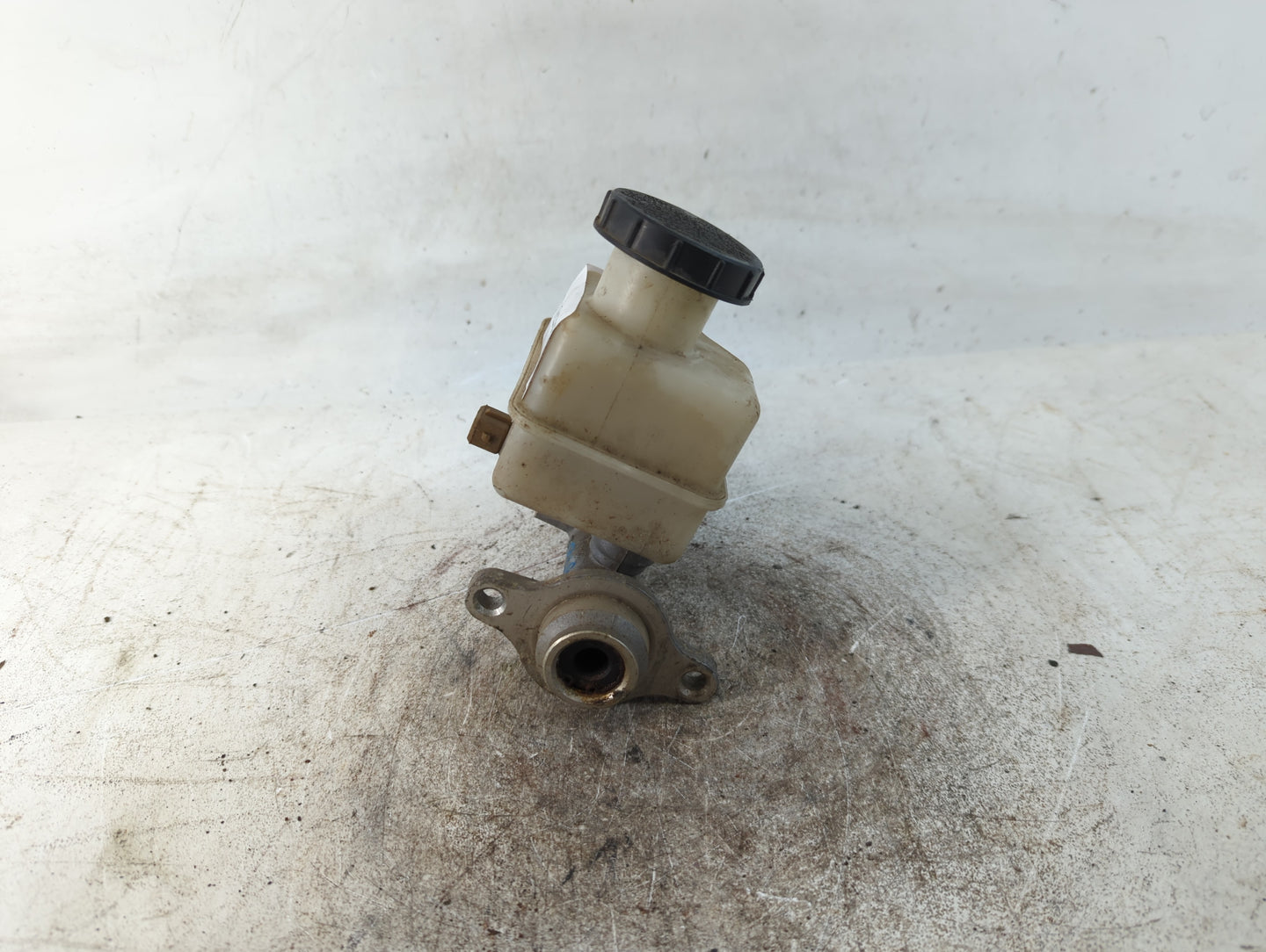 1996-1998 Hyundai Elantra Brake Master Cylinder - Oemusedautoparts1.com