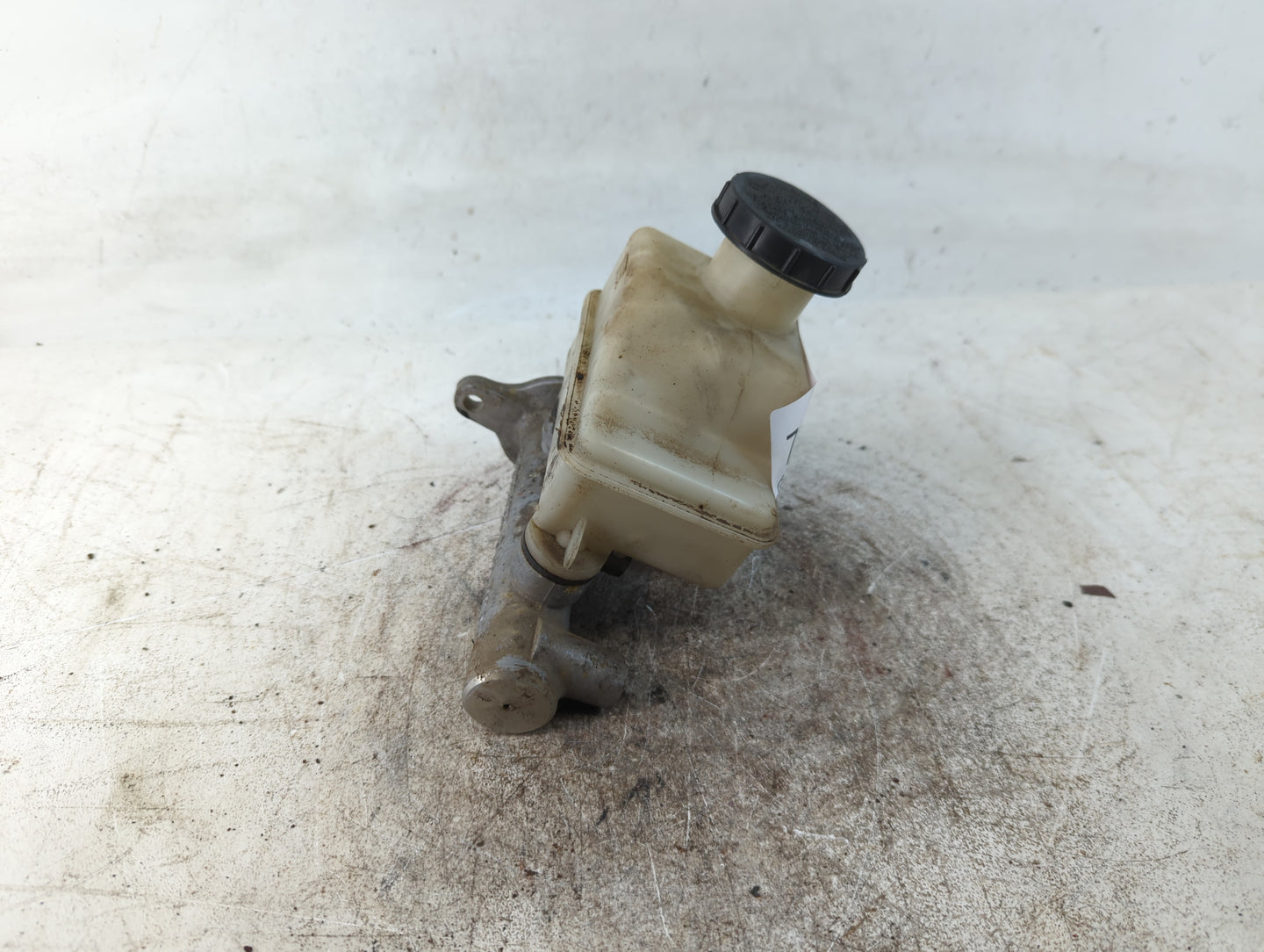 1996-1998 Hyundai Elantra Brake Master Cylinder - Oemusedautoparts1.com