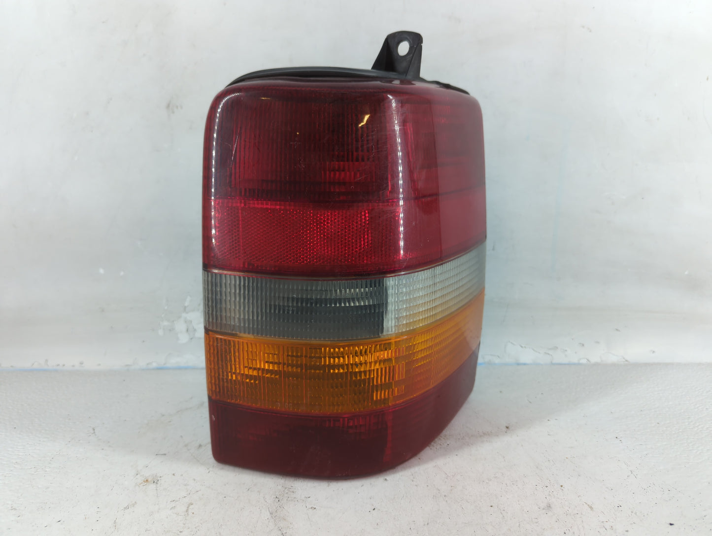 1993-1998 Jeep Grand Cherokee Tail Light Assembly Passenger Right OEM P/N:55054512 Fits Fits 1993 1994 1995 1996 1997 1998 O