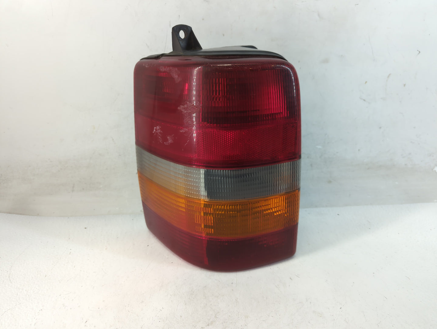 1993-1998 Jeep Grand Cherokee Rear Center Lid Brake Light Tail Light P/N:REV T 3709-05B Fits Fits 1993 1994 1995 1996 1997 1
