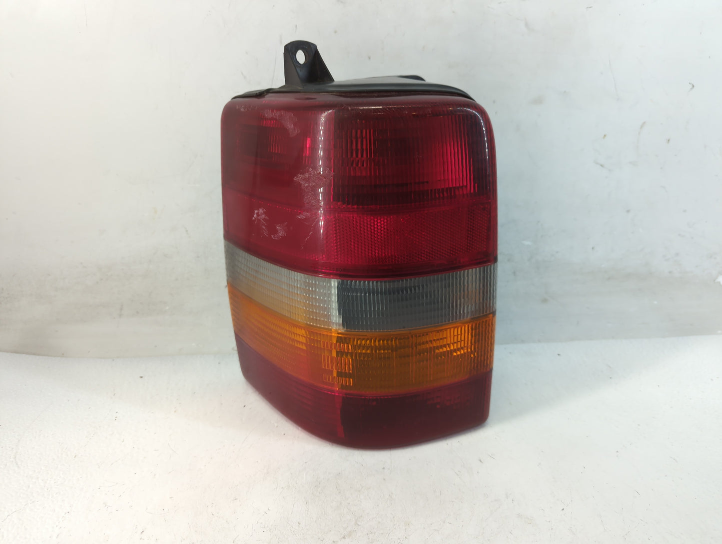 1993-1998 Jeep Grand Cherokee Rear Center Lid Brake Light Tail Light P/N:REV T 3709-05B Fits Fits 1993 1994 1995 1996 1997 1