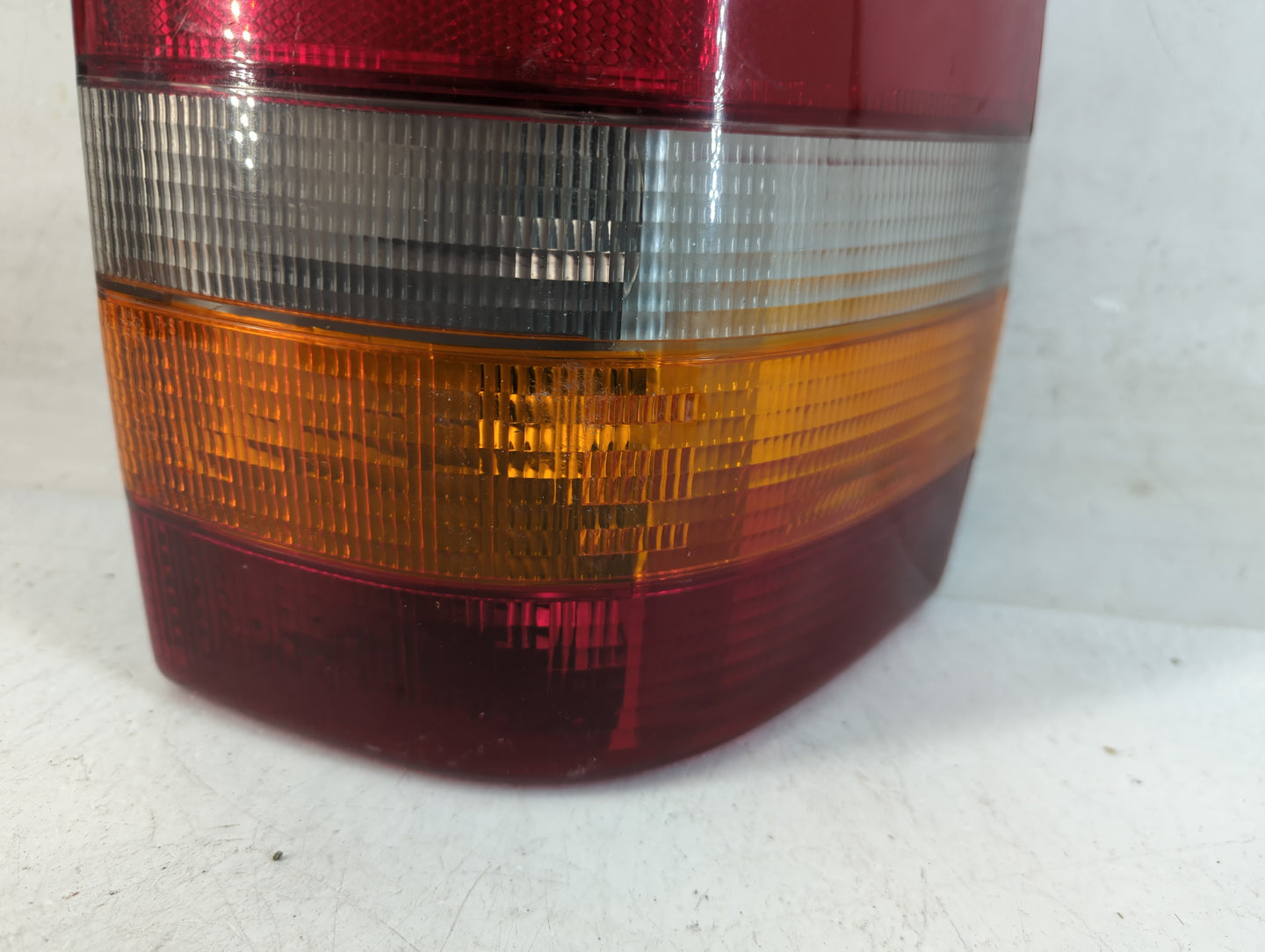1997 Jeep Grand Cherokee Gndche Rear Center Lid Brake Light Tail Light P/N:REV T 3709-05B Fits OEM Used Auto Parts - Oemused