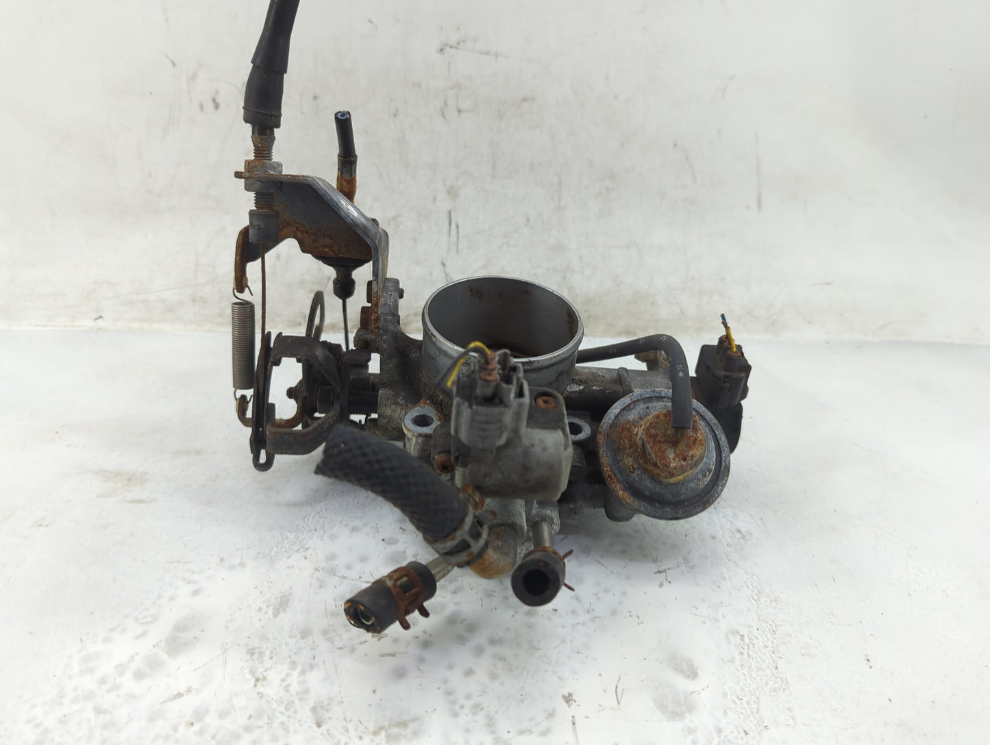 1997-1998 Lexus Es300 Throttle Body Fits Fits 1997 1998 1999 2000 2001 2002 2003 OEM Used Auto Parts - Oemusedautoparts1.com