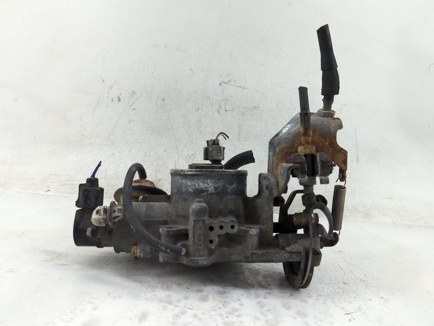 1997-1998 Lexus Es300 Throttle Body Fits Fits 1997 1998 1999 2000 2001 2002 2003 OEM Used Auto Parts - Oemusedautoparts1.com