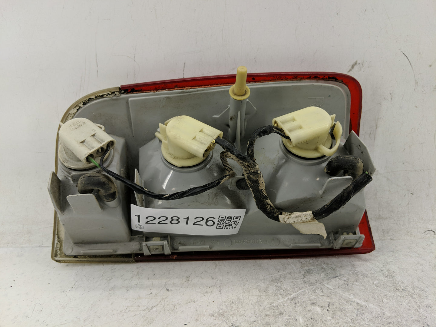 1997 Oldsmobile Bravada Tail Light Assembly Passenger Right OEM P/N:16518499 Fits OEM Used Auto Parts - Oemusedautoparts1.co