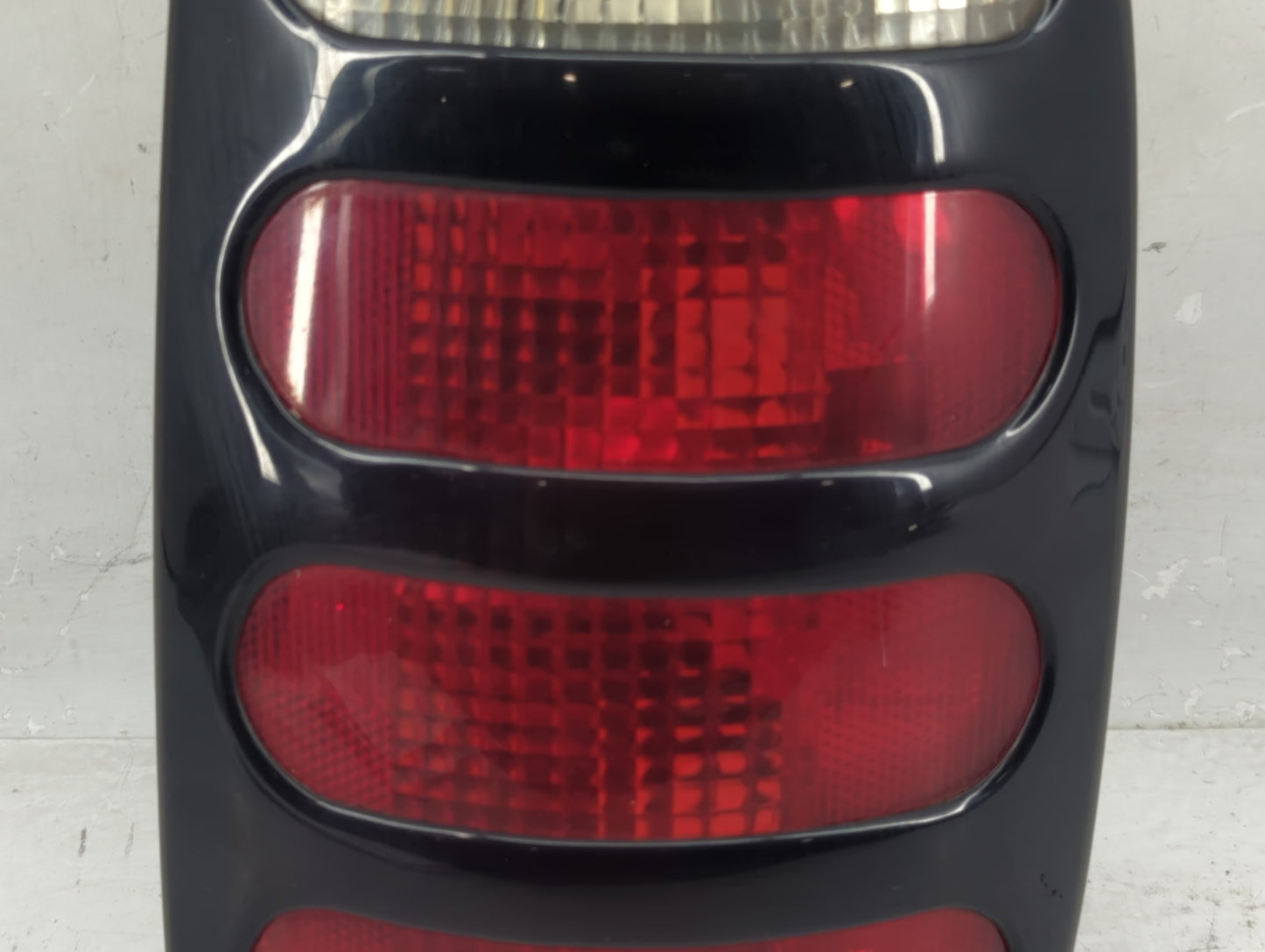 1997 Oldsmobile Bravada Tail Light Assembly Driver Left OEM P/N:16518499 Fits OEM Used Auto Parts - Oemusedautoparts1.com