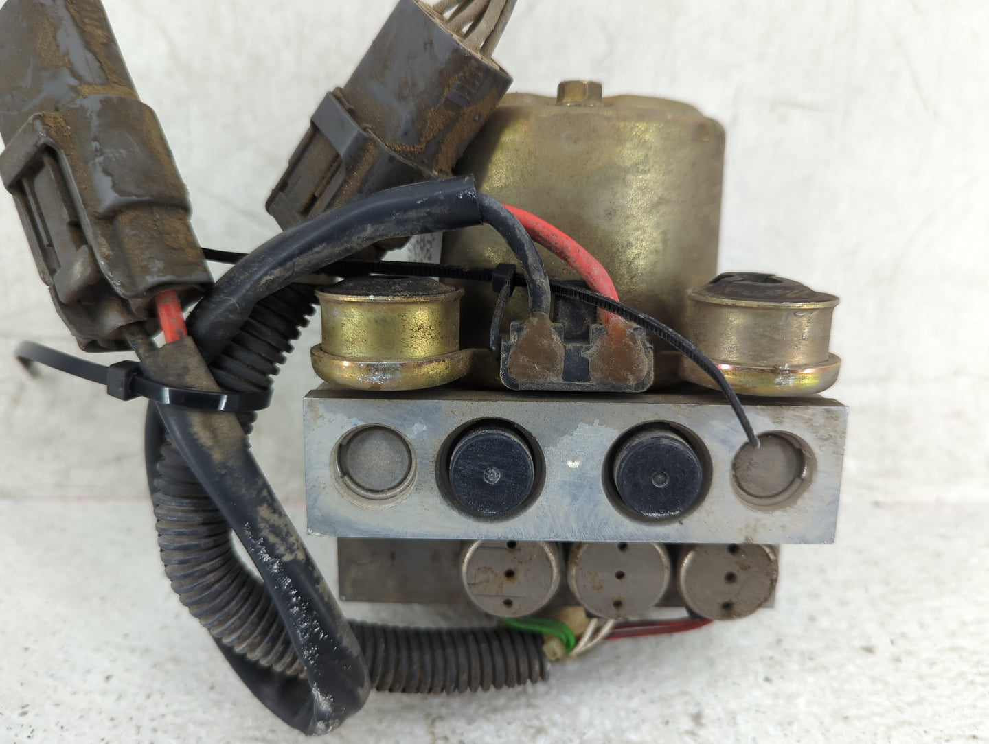 1997 Suzuki Sidekick ABS Pump Control Module Replacement Fits OEM Used Auto Parts - Oemusedautoparts1.com