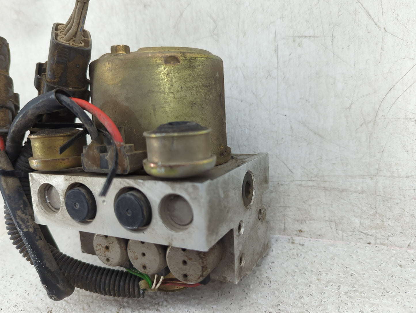 1997 Suzuki Sidekick ABS Pump Control Module Replacement Fits OEM Used Auto Parts - Oemusedautoparts1.com