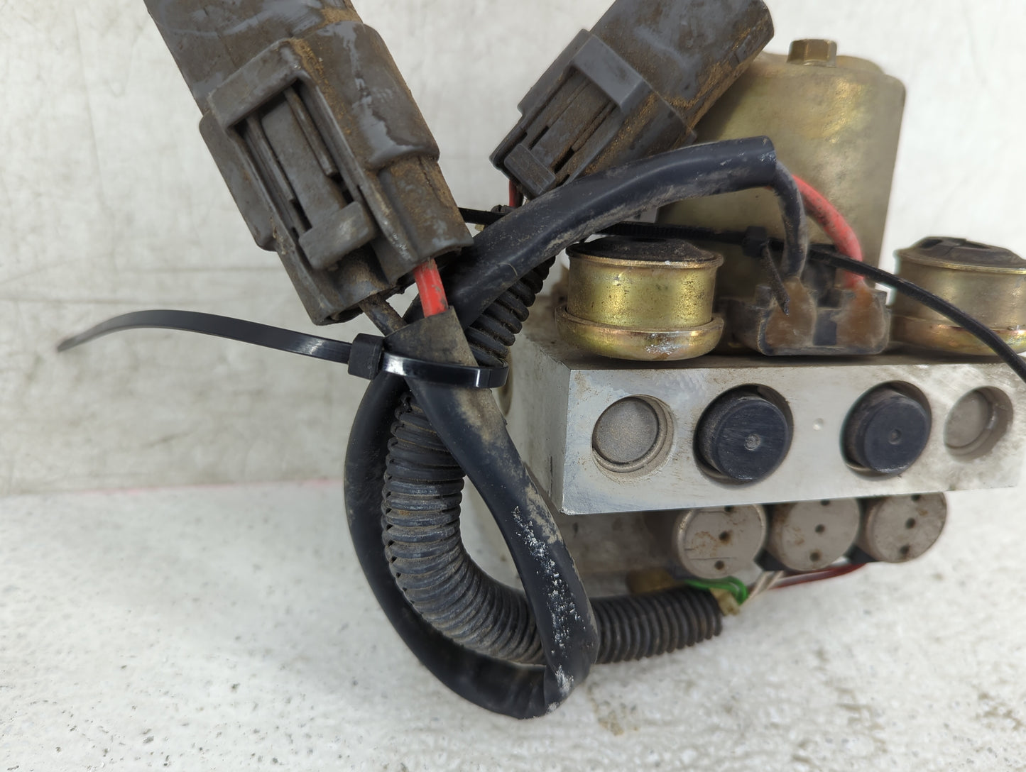 1997 Suzuki Sidekick ABS Pump Control Module Replacement Fits OEM Used Auto Parts - Oemusedautoparts1.com
