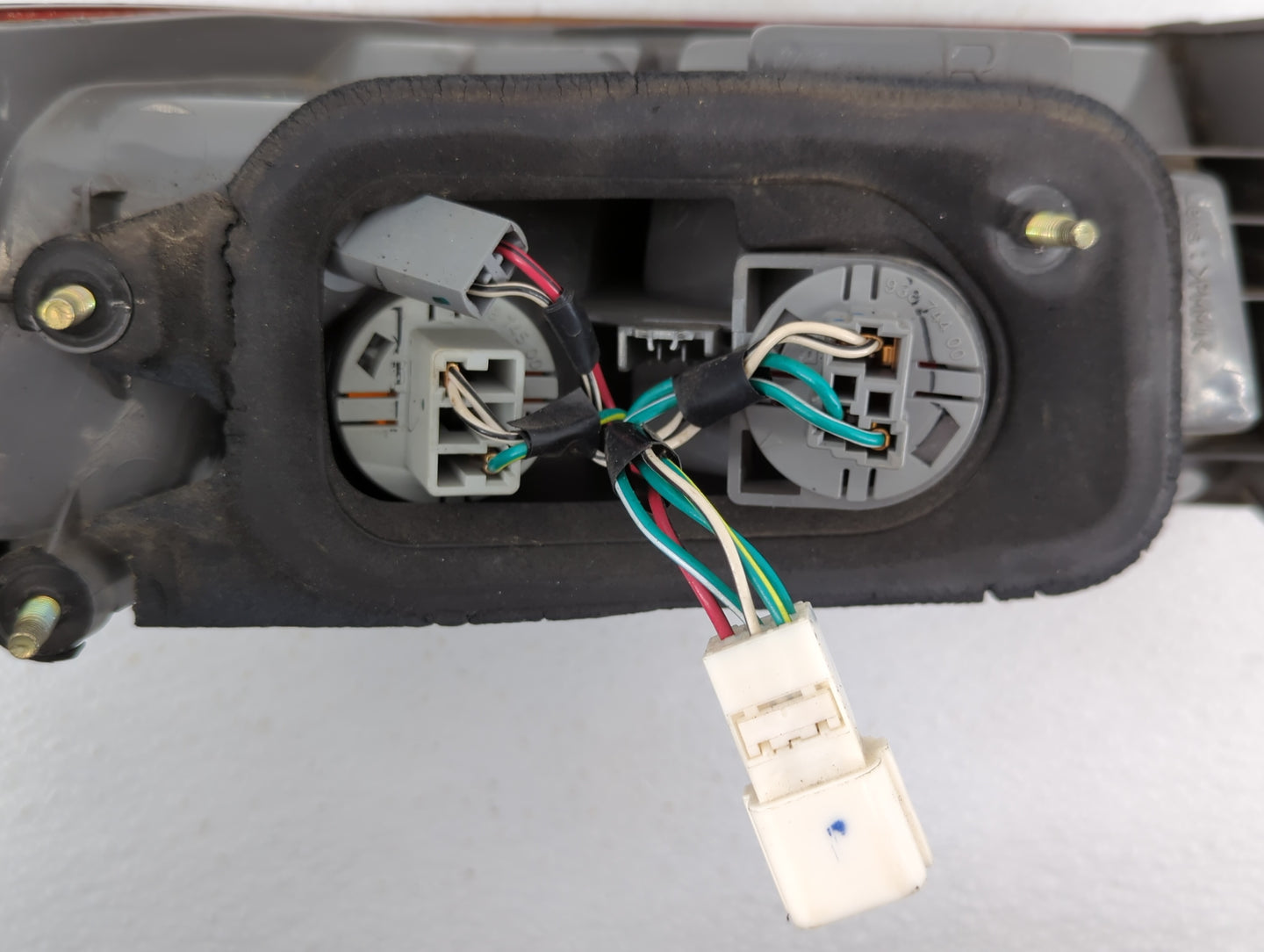 1997-1999 Toyota Camry Tail Light Assembly Passenger Right OEM P/N:81560-AA020 Fits Fits 1997 1998 1999 OEM Used Auto Parts 