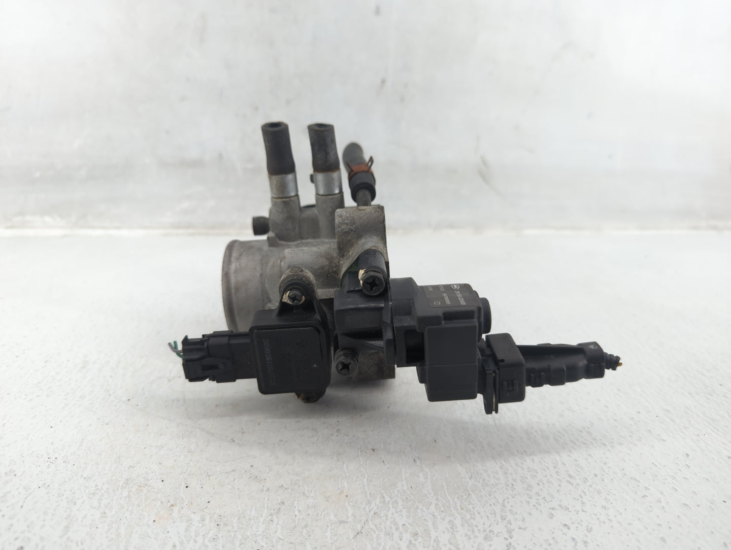 1998 Buick Park Avenue Throttle Body P/N:72321B Fits OEM Used Auto Parts - Oemusedautoparts1.com