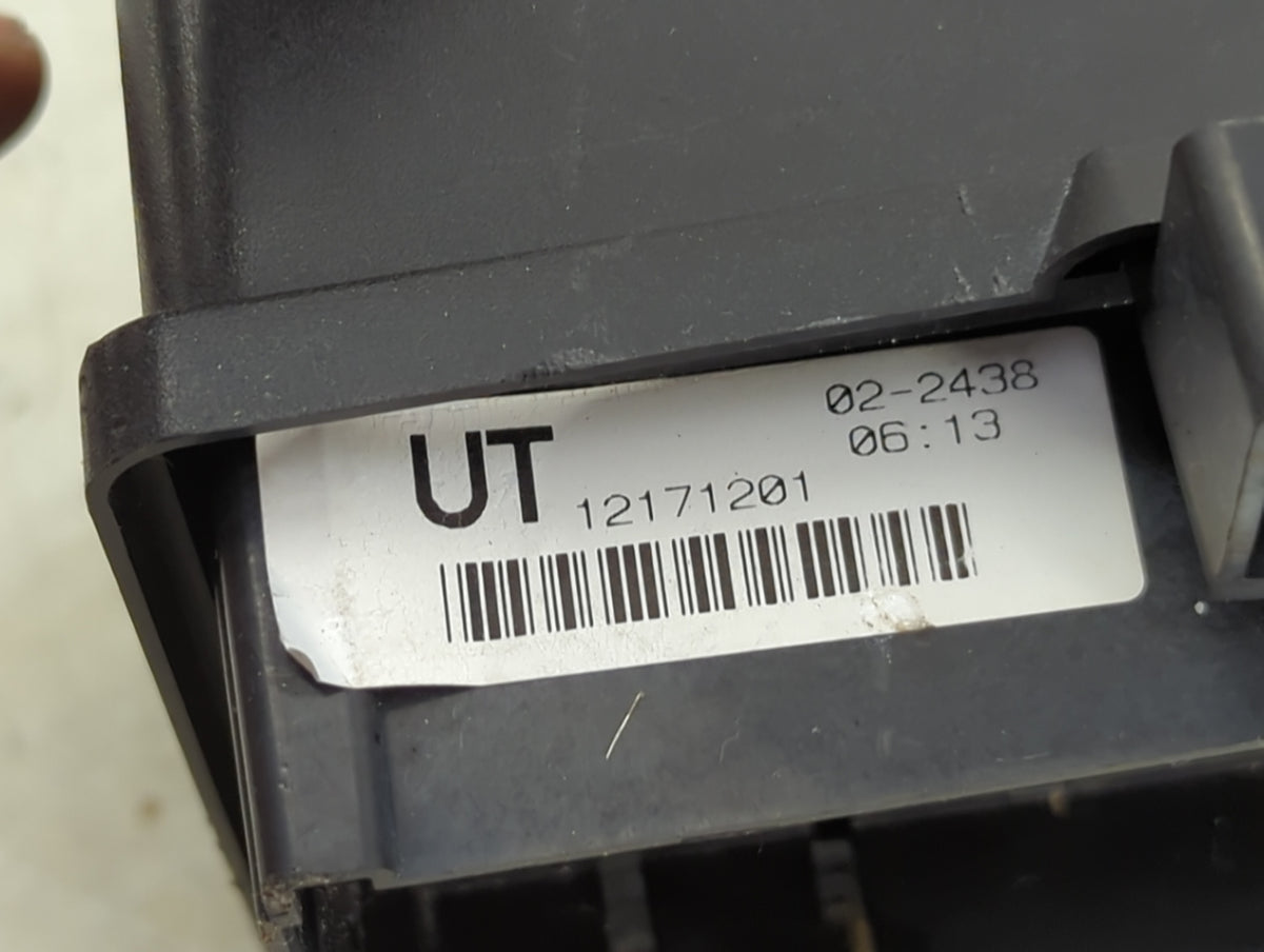 1998 Chevrolet Blazer Fusebox Fuse Box Panel Relay Module P/N:12171201 Fits OEM Used Auto Parts - Oemusedautoparts1.com