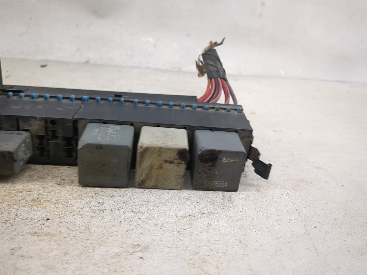 1998 Chevrolet Cavalier Fusebox Fuse Box Panel Relay Module P/N:12135170 10328864 Fits OEM Used Auto Parts - Oemusedautopart