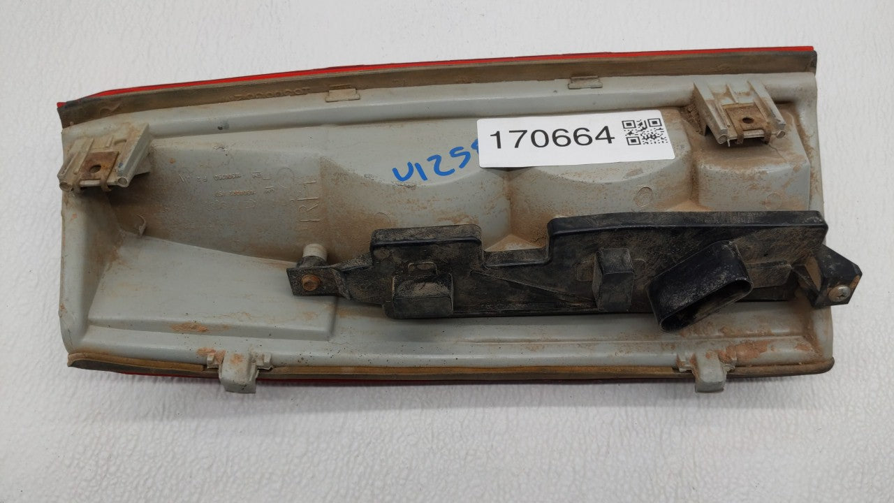 1998 Chevrolet Ck Tail Light Assembly Passenger Right OEM P/N:16508922 16506350 Fits OEM Used Auto Parts - Oemusedautoparts1