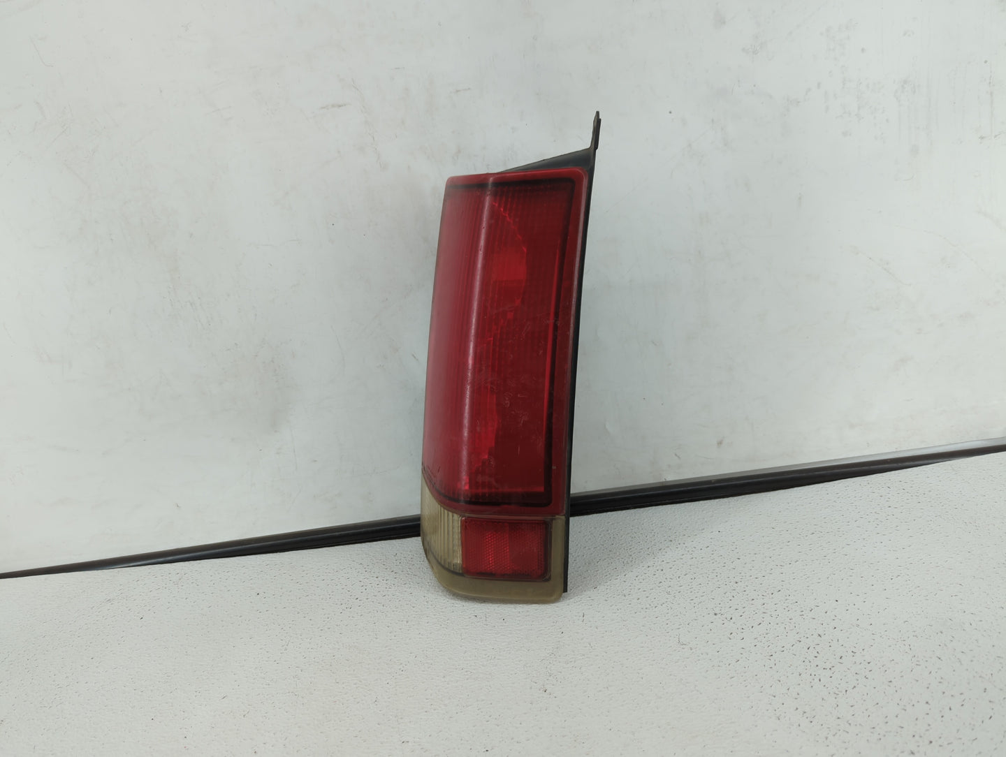 1996-1999 Chevrolet Express 3500 Tail Light Assembly Passenger Right OEM P/N:16521160 A Fits Fits 1996 1997 1998 1999 OEM Us