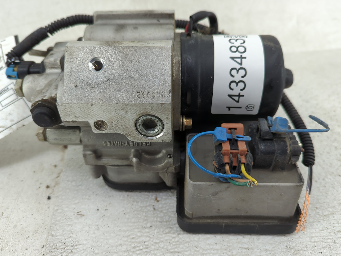 1997-1999 Chevrolet Malibu ABS Pump Control Module Replacement P/N:18024176 Fits Fits 1997 1998 1999 2000 OEM Used Auto Part