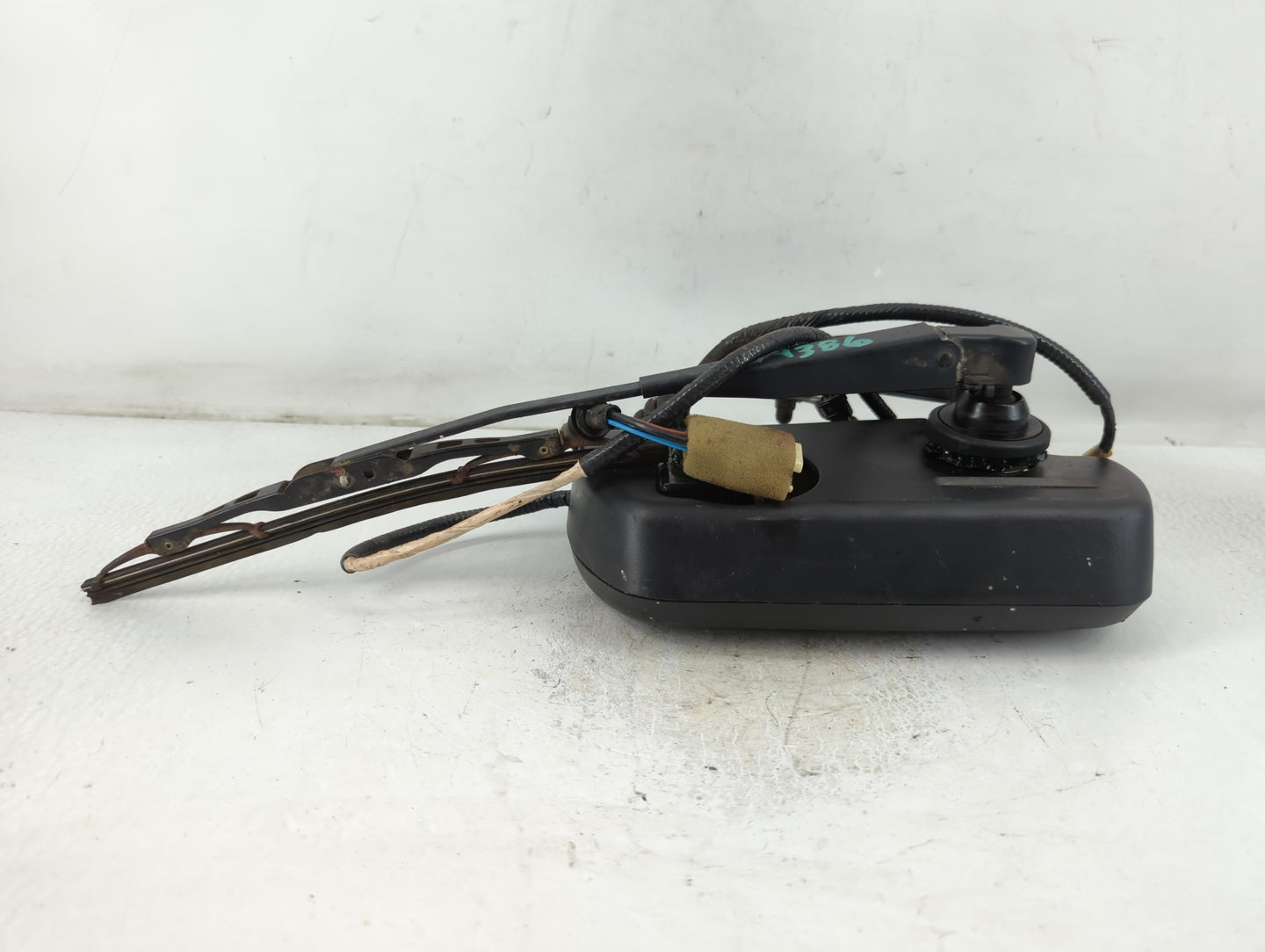 1998 Chevrolet S10 Blazer Rear Lid Wiper Motor P/N:18C673 Fits OEM Used Auto Parts - Oemusedautoparts1.com