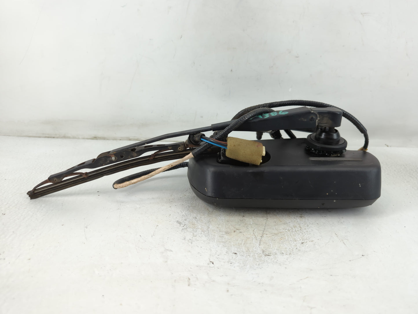 1998 Chevrolet S10 Blazer Rear Lid Wiper Motor P/N:18C673 Fits OEM Used Auto Parts - Oemusedautoparts1.com