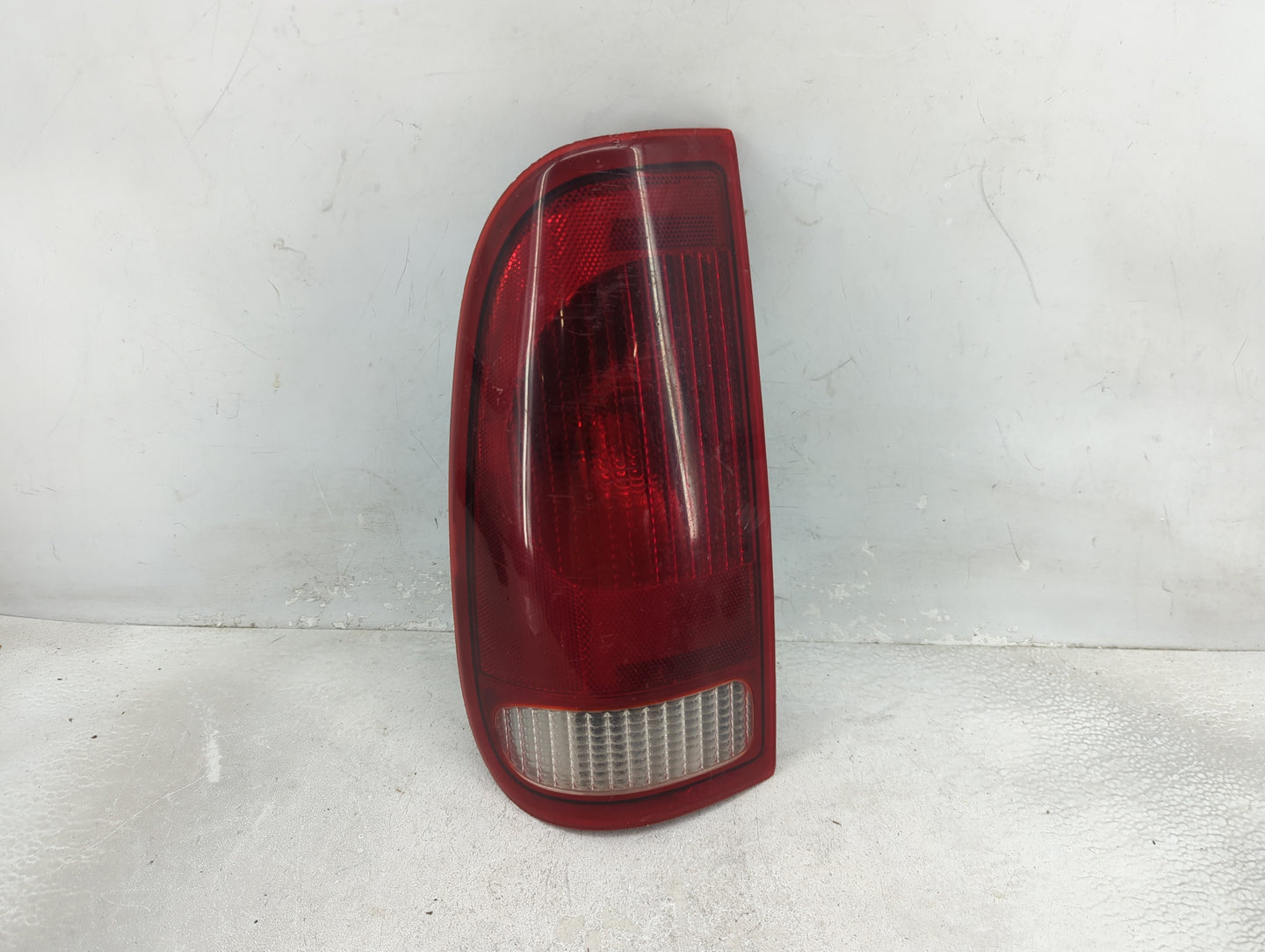 1997-1999 Ford F-150 Tail Light Assembly Driver Left OEM P/N:F75B-13B505 Fits Fits 1997 1998 1999 OEM Used Auto Parts - Oemu