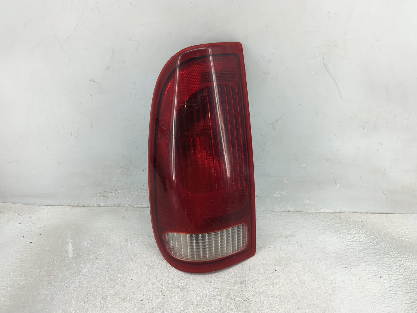 1997-1999 Ford F-150 Tail Light Assembly Driver Left OEM P/N:F75B-13B505 Fits Fits 1997 1998 1999 OEM Used Auto Parts - Oemu