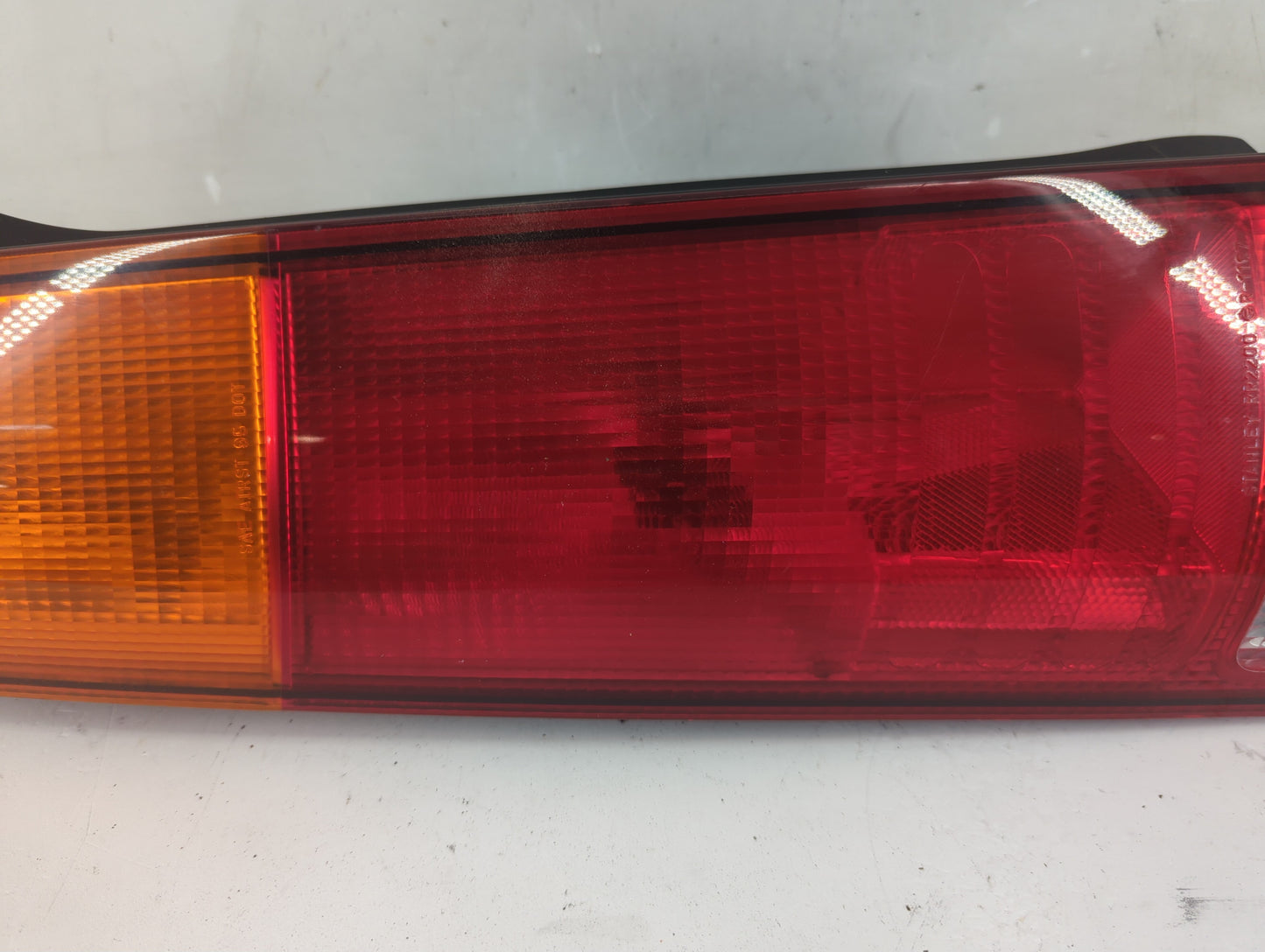 1997-2001 Honda Cr-V Tail Light Assembly Driver Left OEM P/N:043-2200 Fits Fits 1997 1998 1999 2000 2001 OEM Used Auto Parts