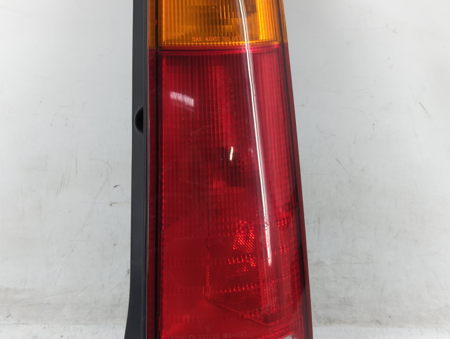 1997-2001 Honda Cr-V Tail Light Assembly Passenger Right OEM P/N:043-02200 Fits Fits 1997 1998 1999 2000 2001 OEM Used Auto 