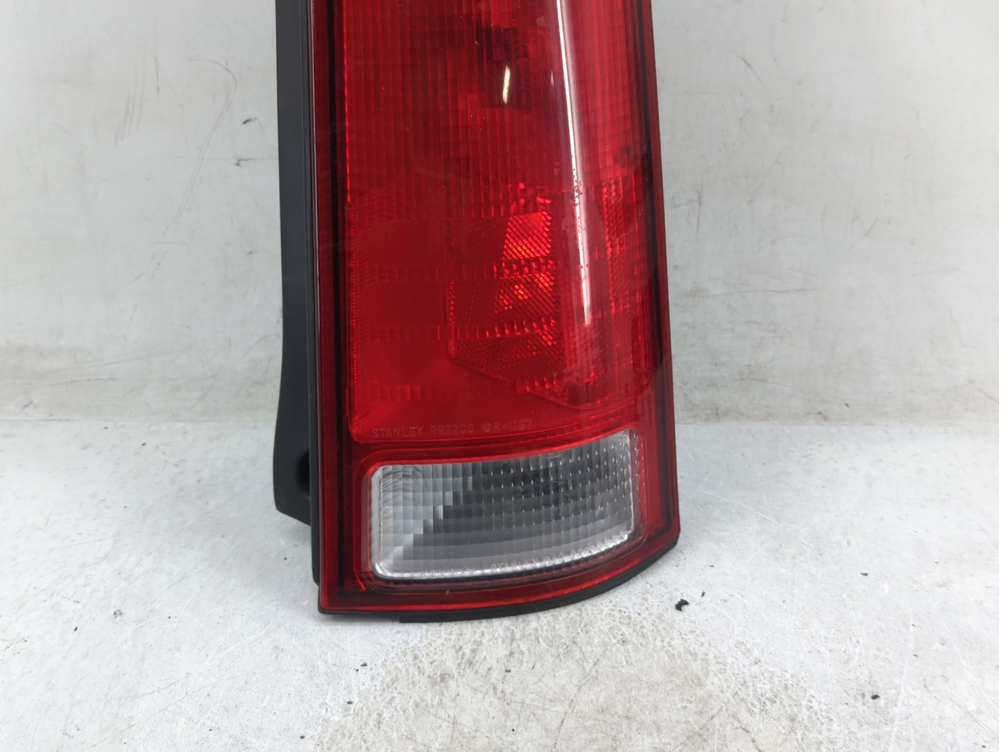 1997-2001 Honda Cr-V Tail Light Assembly Passenger Right OEM P/N:043-02200 Fits Fits 1997 1998 1999 2000 2001 OEM Used Auto 