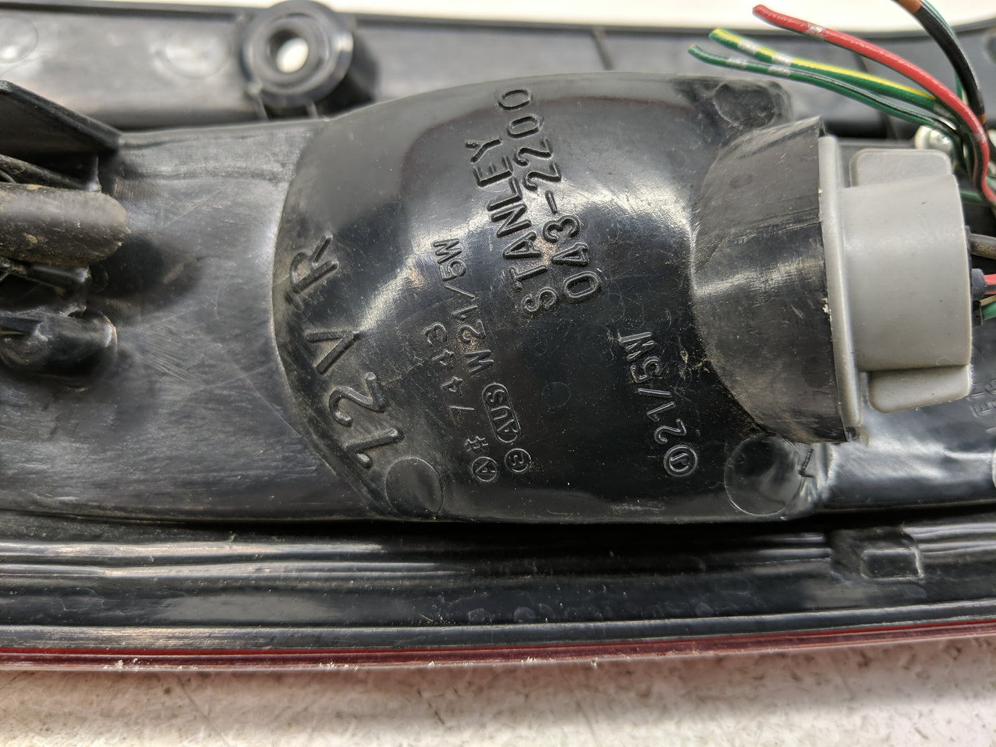 1997-2001 Honda Cr-V Tail Light Assembly Passenger Right OEM P/N:043-02200 Fits Fits 1997 1998 1999 2000 2001 OEM Used Auto 